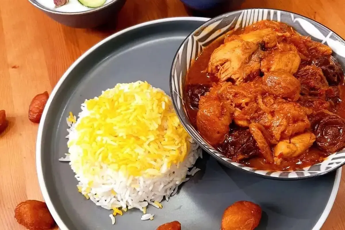 خورش مرغ و آلو؛ دستور پخت مجلسی و خوش‌طعم به سبک شمالی