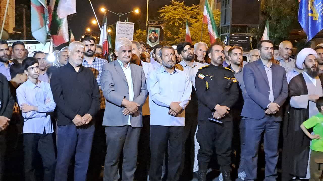 حضور گسترده مردم خوی در راهپیمایی شبانه