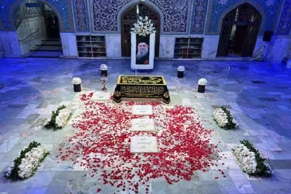 جزئیات حضور چندساعته رهبر انقلاب در شب تدفین امام شهید در حرم قم