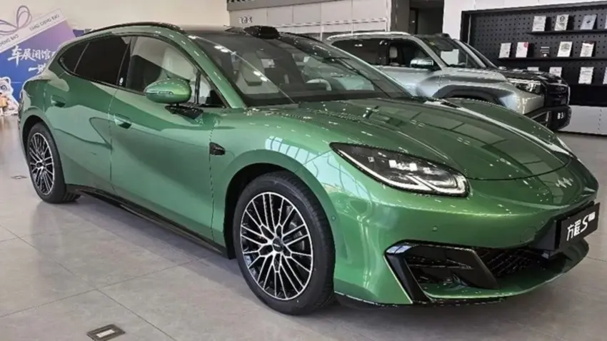 نمای بیرونی استیشن فنگ‌چنگ بائو Formula S GT در نمایندگی