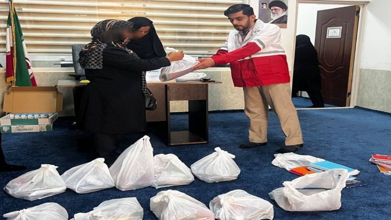 توزیع ۷۰ بسته آموزشی هلال‌احمر میان دانش‌آموزان نیازمند شاهیندژ در آستانه سال تحصیلی