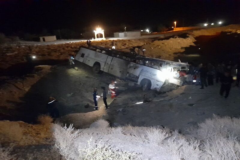 حادثه برای اتوبوس کارگران معدن زغال‌سنگ در محور کوهبنان - راور؛ ۱۶ کارگر مصدوم شدند