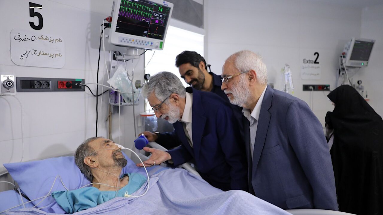 ابلاغ سلام رهبر انقلاب به سیدعلی موسوی گرمارودی در دیدار نمایندگان ایشان