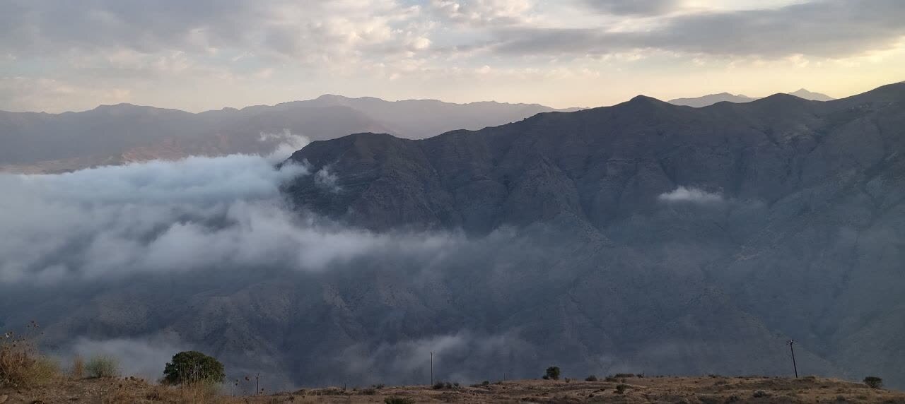چشم‌انداز کوهستانی جاده جیرنده در مه