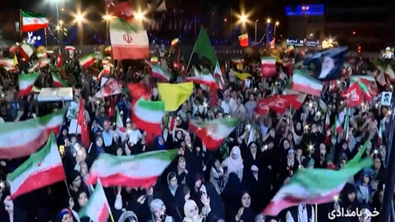 همبستگی شبانه مردم با جبهه یمن؛ جشن پیروزی در خیابان‌ها و میدان‌ها