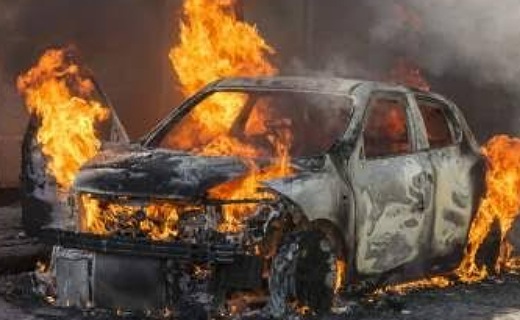تصادف هولناک خودروی سوخت‌بر قاچاق در جاده کرمان-بم؛ سه عضو یک خانواده در آتش جان باختند