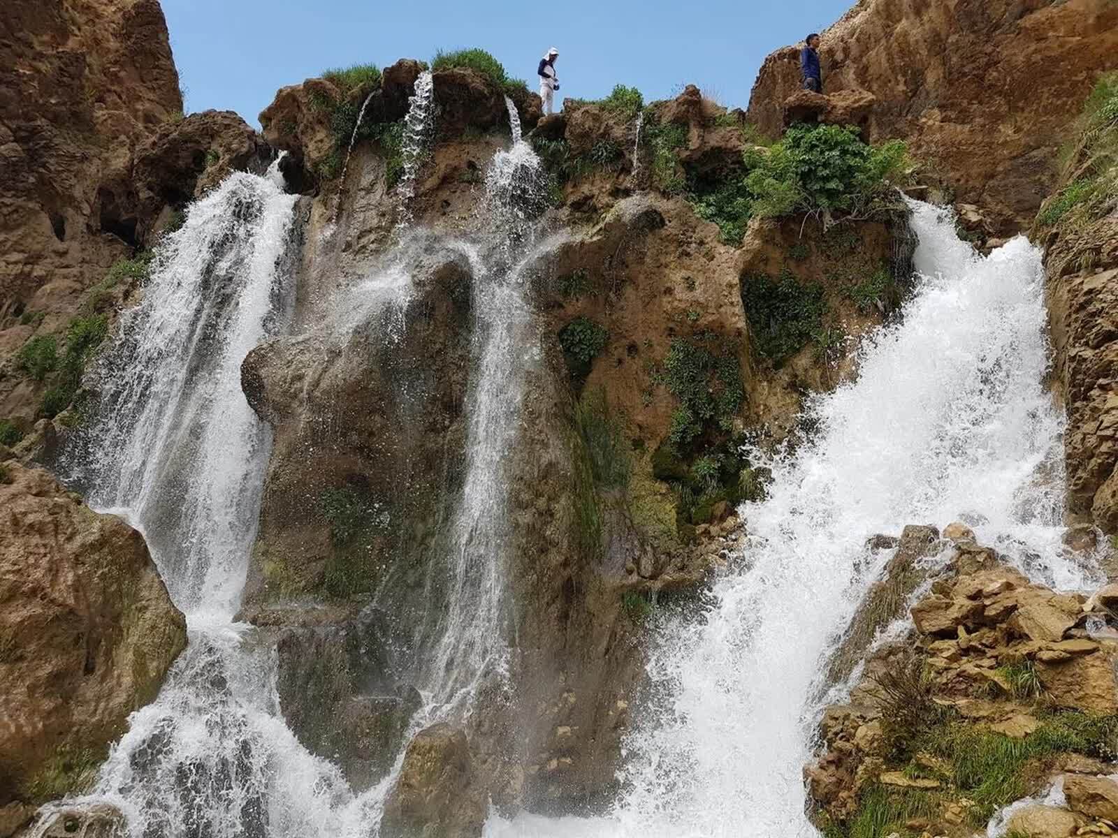 طبیعت‌گردی در واپسین روزهای تابستان؛ خروش آبشار شیخ علیخان گردشگران را به کوهرنگ کشاند