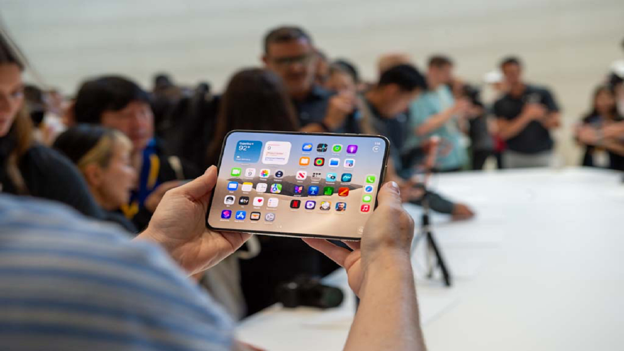 آیفون تاشوی ۱۹۹۹ دلاری اپل به مذاق چپ‌دست‌ها خوش نیامد؛ انتقاد از طراحی iPhone Duo