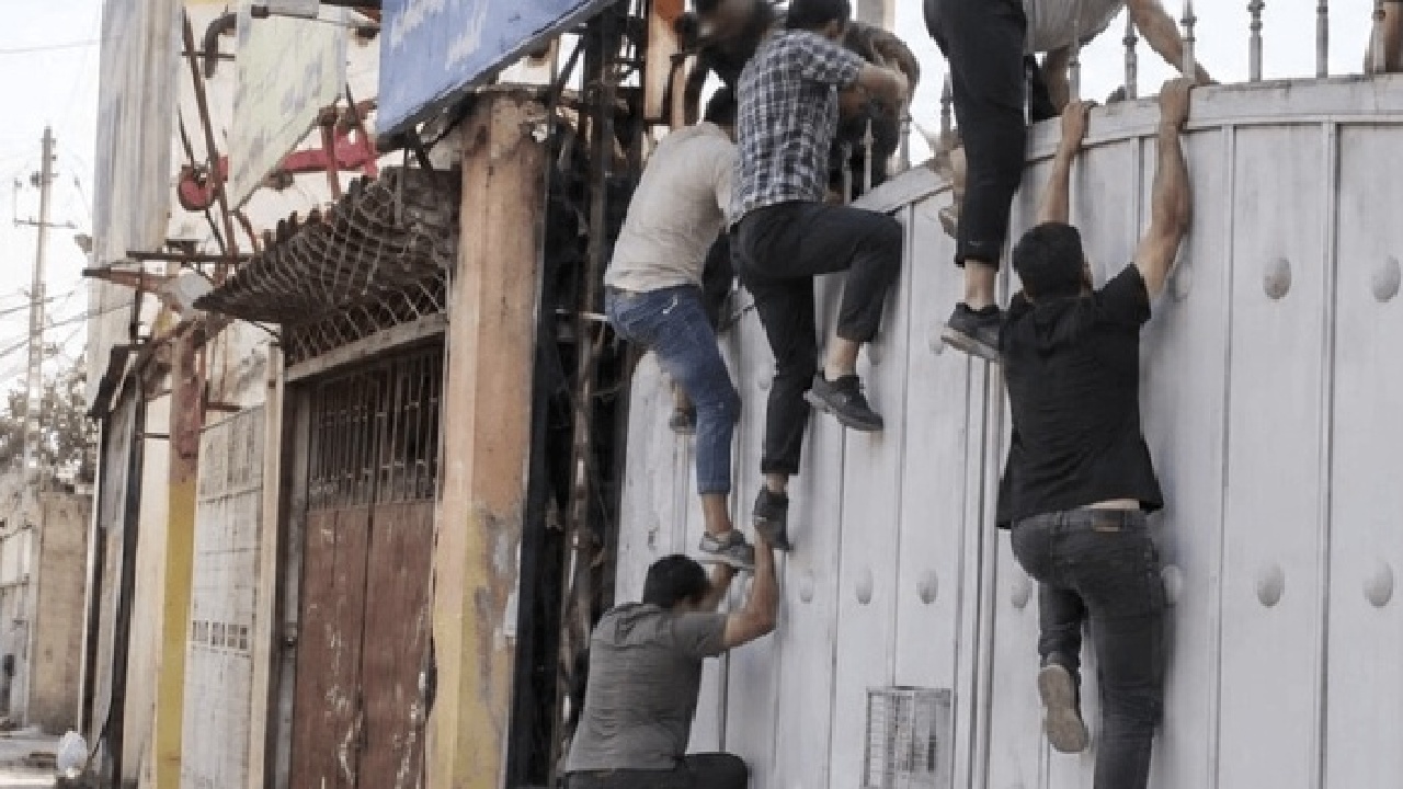 فرار دسته‌جمعی ۷۰ مددجو از کمپ ماده ۱۶ مشهد؛ ۶ نفر بازگشتند و کمپ تخلیه شد