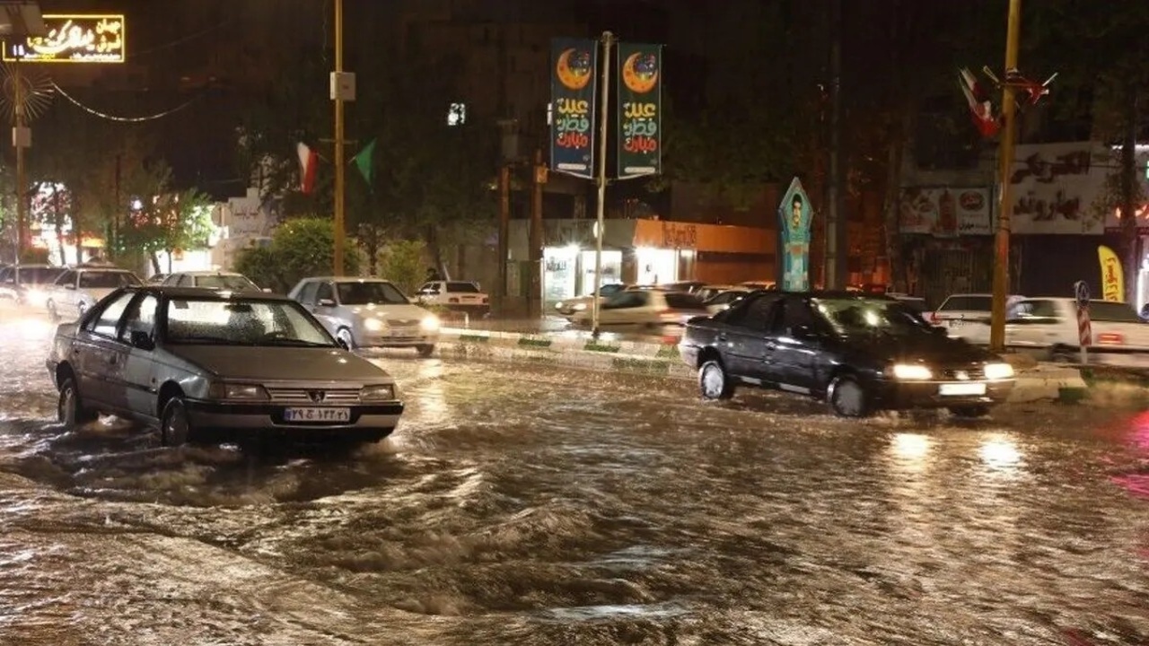 بارش رگباری و سیل‌آسا در طرود شاهرود؛ معابر زیر آب و رودخانه‌ها پرآب شد