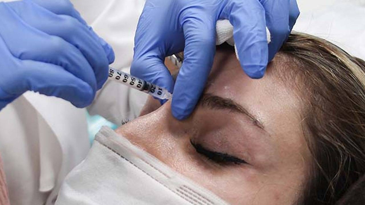 نظر متخصص پوست درباره بوتاکس: از چه سنی اثر می‌گذارد و چه کسانی نباید تزریق کنند؟