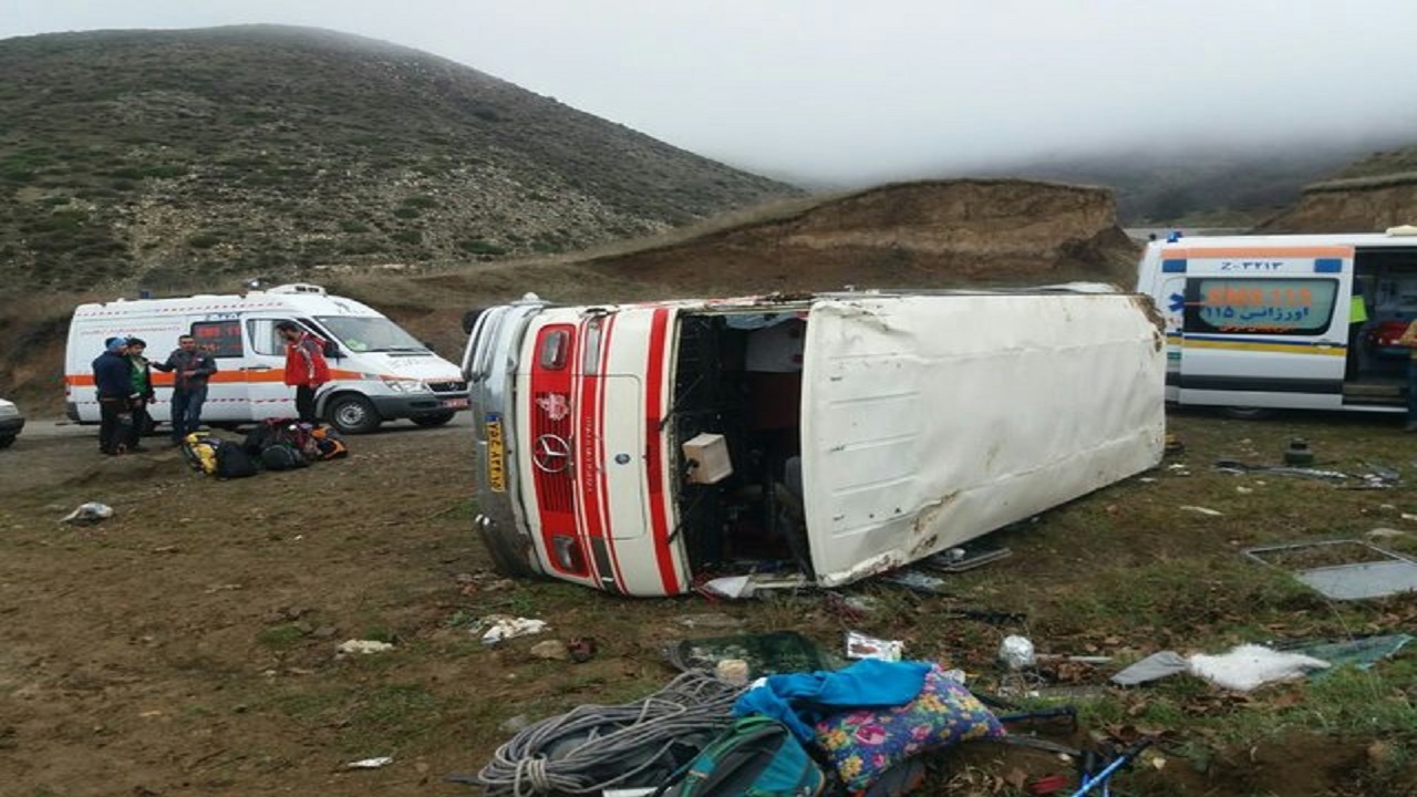 سانحه تلخ در جاده طرقبه؛ واژگونی مینی‌بوس ۲ فوتی و ۱۷ مصدوم برجای گذاشت