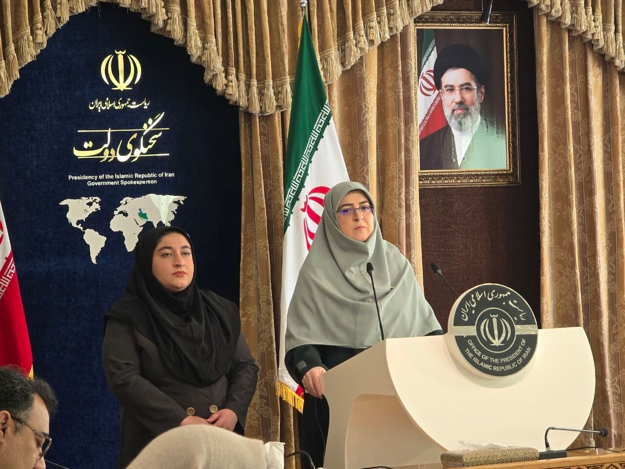 سخنگوی دولت: همه بنزین تولید داخل به مردم عرضه می‌شود؛ درآمد نرخ سوم صرف معیشت خواهد شد