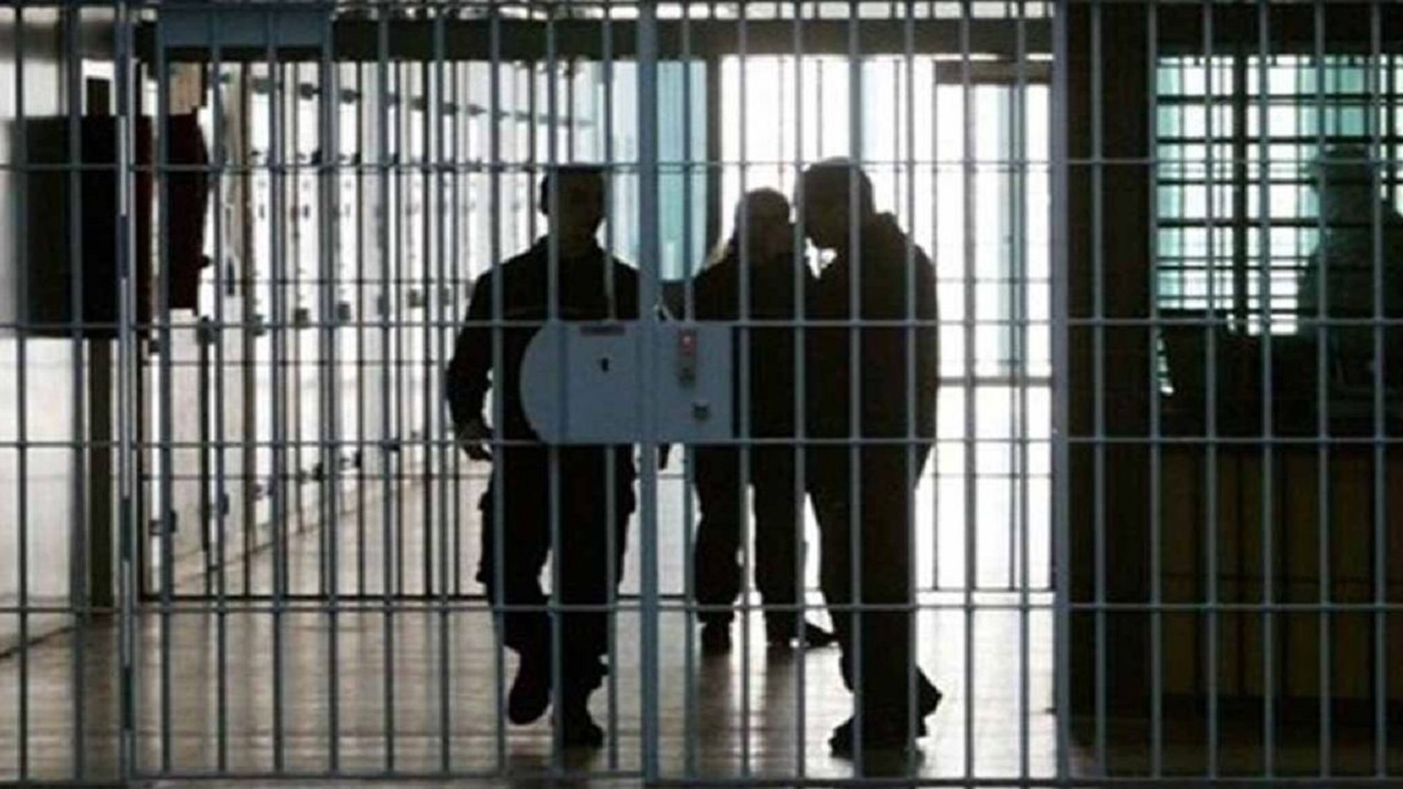 نیکوکار قمی هزینه چهلم برادرش را صرف آزادی ۸ زندانی کرد