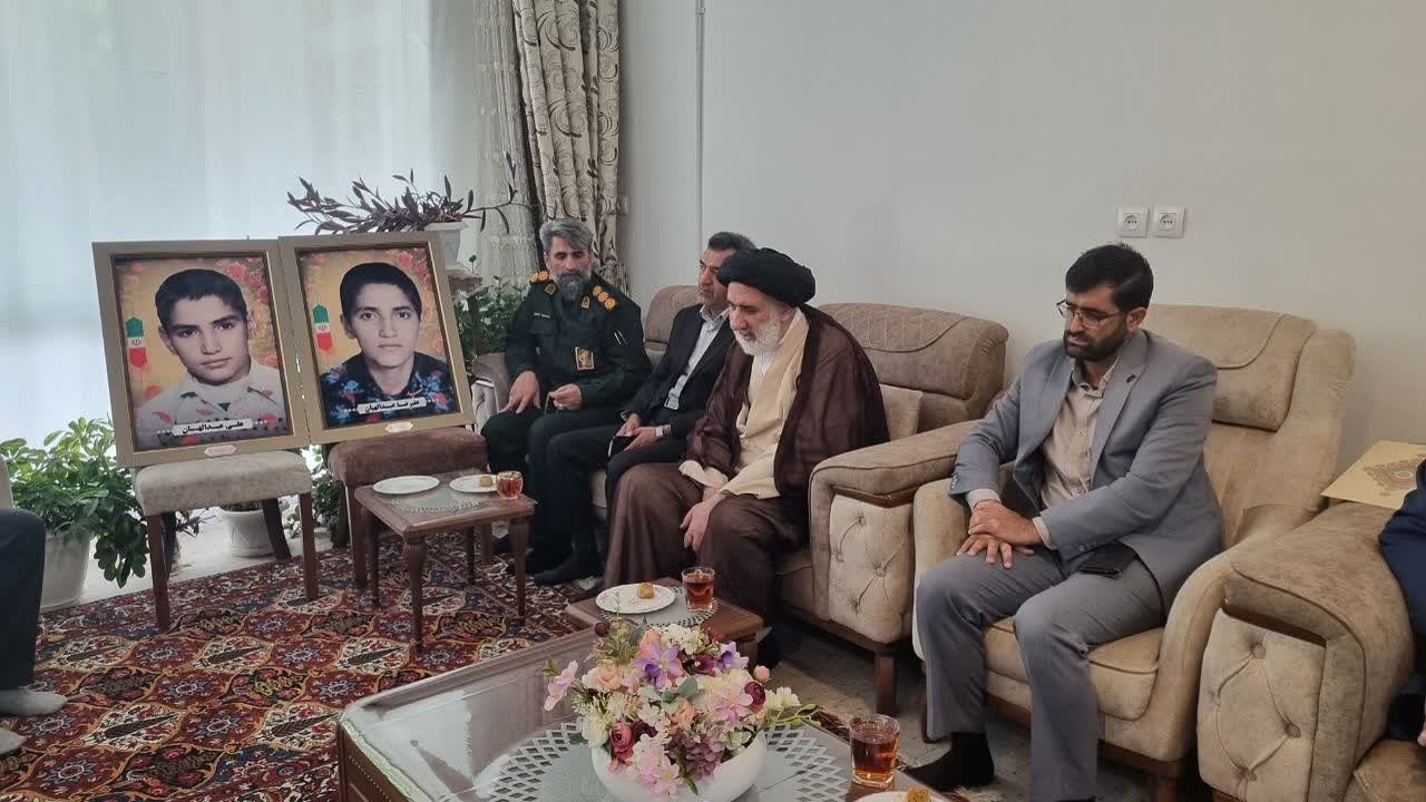 آیین تکریم خانواده شهیدان عبدالهیان در آستانه دومین کنگره ملی شهدای چهارمحال و بختیاری
