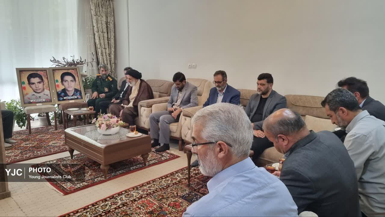 دیدار مسئولان با خانواده شهیدان عبدالهیان در شهرکرد