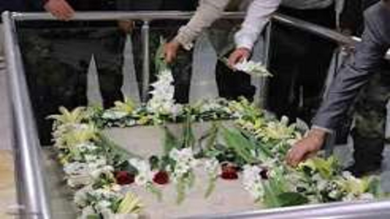 گلباران مزار استاد شهریار در مقبره‌الشعرای تبریز به مناسبت روز شعر و ادب فارسی