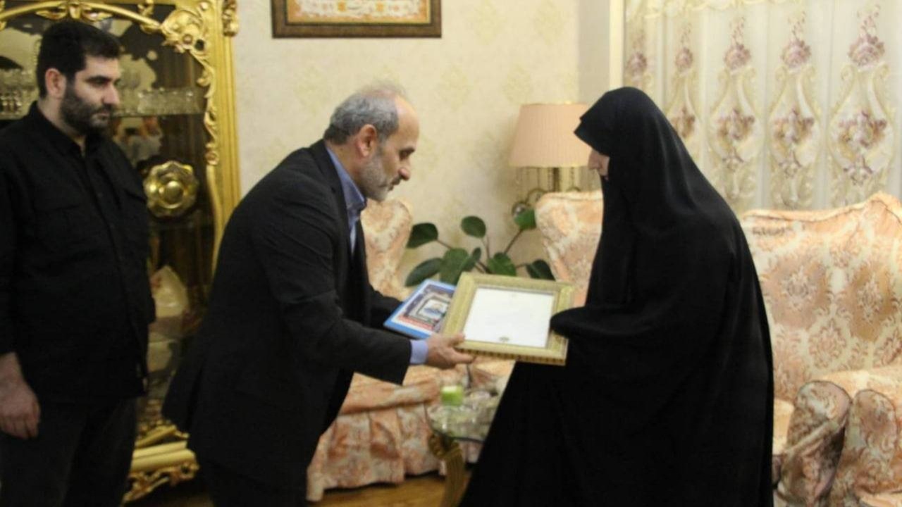 پیمان جبلی میهمان خانواده شهید مدافع میهن شد؛ تاکید بر ثبت حماسه شهدا در رسانه ملی