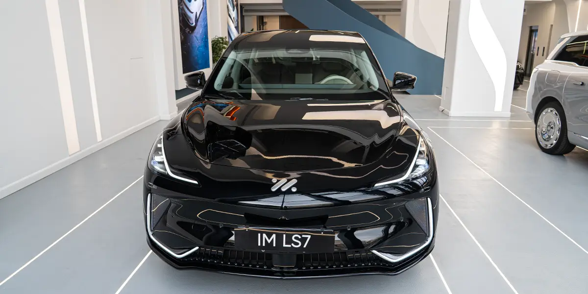 نمای جانبی کراس‌اوور برقی IM LS7