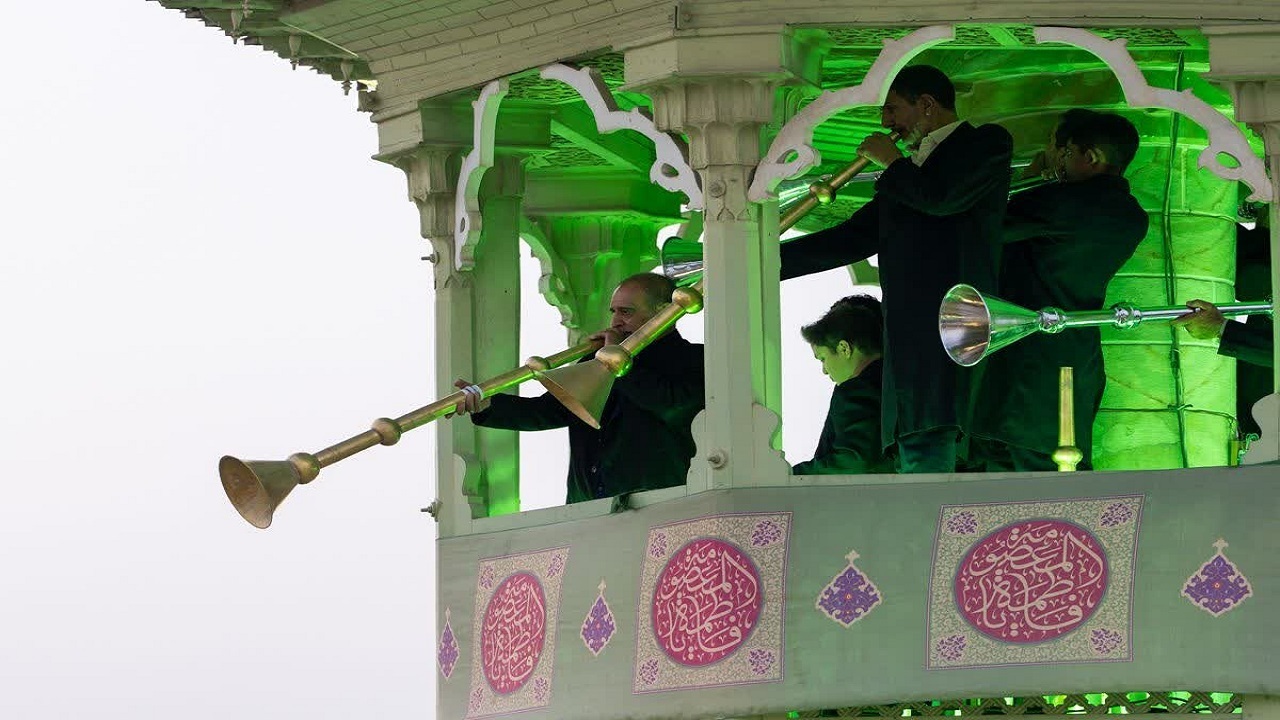 طنین نقاره‌ها در شب میلاد امام حسن عسکری (ع) در حرم حضرت معصومه (س)